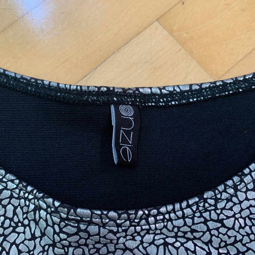 Onzie Black and Silver Crop Top - Picture 3 of 7